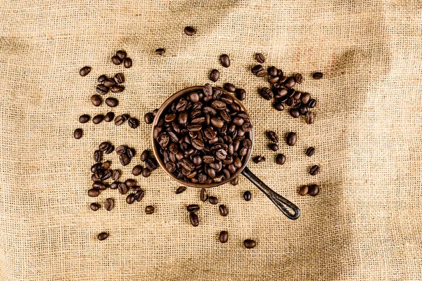茶色の鍋にコーヒー豆 構造化された背景 — ストック写真