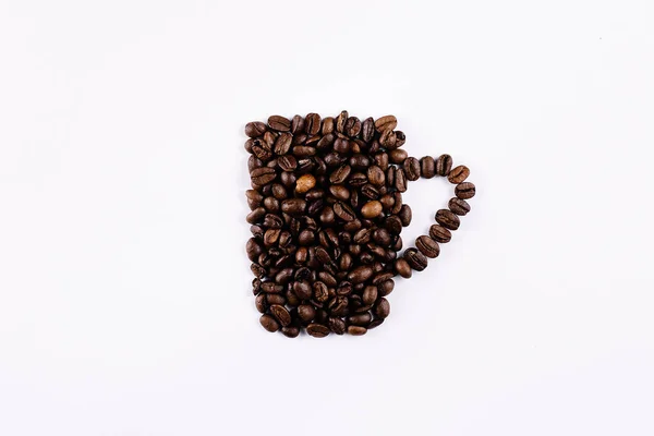 白い背景にマグカップを形成するコーヒー豆 — ストック写真