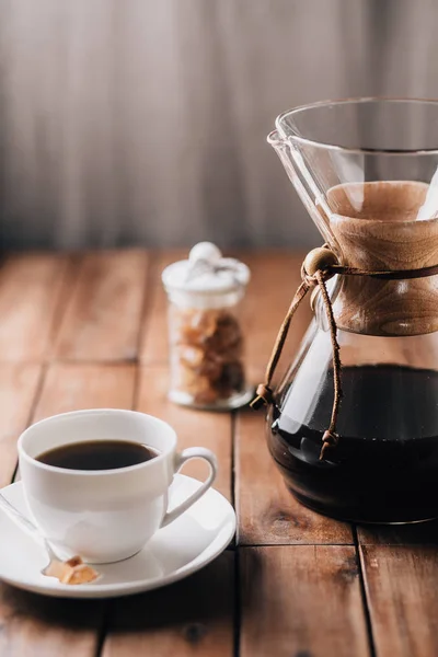 Eine Tischszene Mit Kaffee Mehr Kaffee Der Durch Eine Kaffeemaschine — Stockfoto