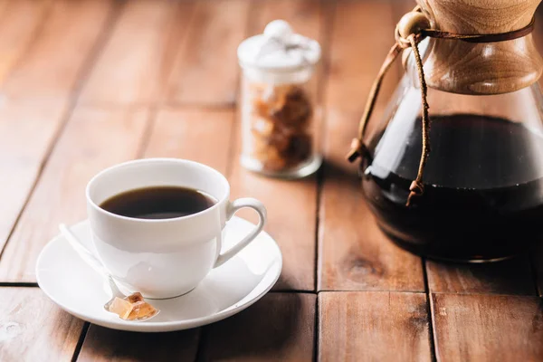 Eine Tischszene Mit Kaffee Mehr Kaffee Der Durch Eine Kaffeemaschine — Stockfoto