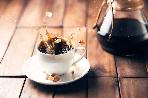 Zuckerbrot Spritzt Auf Holztisch Kaffee — Stockfoto