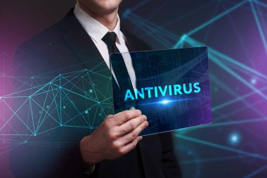 Ekonomi, teknoloji, Internet ve ağ kavramı. Geleceğin sanal bir ekranda çalışan genç işadamı ve yazıt görür: Antivirus