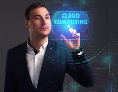 Ekonomi, teknoloji, Internet ve ağ kavramı. Geleceğin sanal bir ekranda çalışan genç işadamı ve yazıt görür: bulut hesaplama