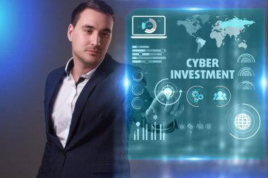 Ekonomi, teknoloji, Internet ve ağ kavramı. Geleceğin sanal bir ekranda çalışan genç işadamı ve yazıt görür: Cyber yatırım