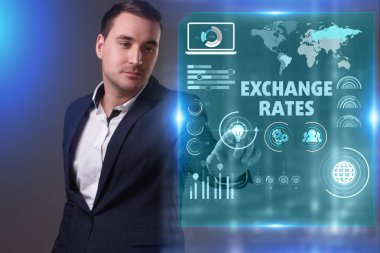 Ekonomi, teknoloji, Internet ve ağ kavramı. Geleceğin sanal bir ekranda çalışan genç işadamı ve yazıt görür: Döviz kurları