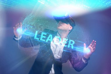 Ekonomi, teknoloji, Internet ve ağ kavramı. Sanal gerçeklik Gözlükte çalışan genç iş adamı görür Yazıt: lider