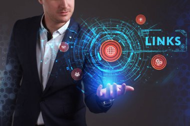 Ekonomi, teknoloji, Internet ve ağ kavramı. Geleceğin sanal bir ekranda çalışan genç işadamı ve yazıt görür: bağlantılar