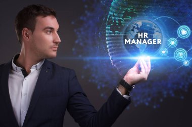 Ekonomi, teknoloji, Internet ve ağ kavramı. Geleceğin sanal bir ekranda çalışan genç işadamı ve yazıt görür: İK Yöneticisi