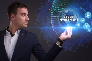 Ekonomi, teknoloji, Internet ve ağ kavramı. Geleceğin sanal bir ekranda çalışan genç işadamı ve yazıt görür: Cyber yatırım