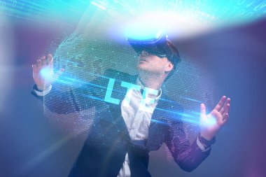 Ekonomi, teknoloji, Internet ve ağ kavramı. Sanal gerçeklik Gözlükte çalışan genç iş adamı görür Yazıt: Lte