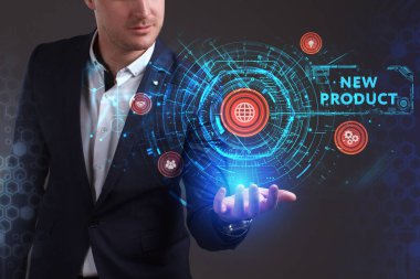 Ekonomi, teknoloji, Internet ve ağ kavramı. Geleceğin sanal bir ekranda çalışan genç işadamı ve yazıt görür: yeni ürün