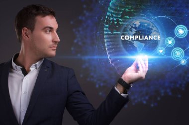 İş, Teknoloji, İnternet ve ağ konsepti. Genç işadamı geleceğin sanal ekranı üzerinde çalışıyor ve yazıyı görüyor: Uyum