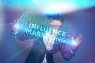 Ekonomi, teknoloji, Internet ve ağ kavramı. Sanal gerçeklik Gözlükte çalışan genç iş adamı görür Yazıt: etkisi pazarlama