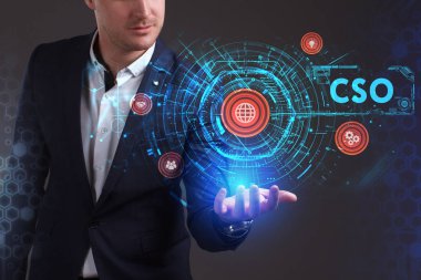 Ekonomi, teknoloji, Internet ve ağ kavramı. Geleceğin sanal bir ekranda çalışan genç işadamı ve yazıt görür: Cso