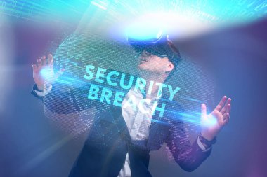 Ekonomi, teknoloji, Internet ve ağ kavramı. Sanal gerçeklik Gözlükte çalışan genç iş adamı görür Yazıt: güvenlik ihlali