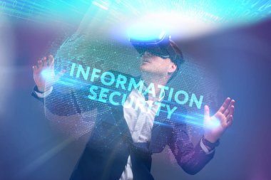 Ekonomi, teknoloji, Internet ve ağ kavramı. Sanal gerçeklik Gözlükte çalışan genç iş adamı görür Yazıt: bilgi güvenliği