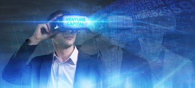 Ekonomi, teknoloji, Internet ve ağ kavramı. Sanal gerçeklik Gözlükte çalışan genç iş adamı görür Yazıt: girişim sermayesi