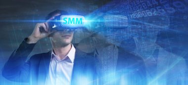 Ekonomi, teknoloji, Internet ve ağ kavramı. Sanal gerçeklik Gözlükte çalışan genç iş adamı görür Yazıt: Smm