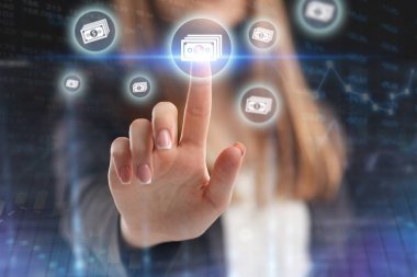 İş, teknoloji, Internet ve ağ kavramı. Genç işadamı gelecek bir sanal ekran üzerinde çalışma.