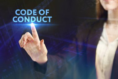 İş, teknoloji, Internet ve ağ kavramı. Geleceğin sanal bir ekranda çalışan genç bir girişimci ve yazıt görür: davranış kuralları