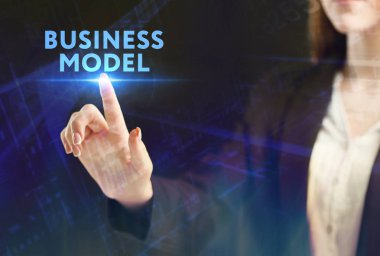 İş, teknoloji, Internet ve ağ kavramı. Geleceğin sanal bir ekranda çalışan genç bir girişimci ve yazıt görür: iş modeli