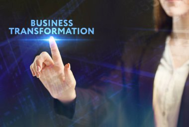 İş, teknoloji, internet ve şebeke kavramı. Genç bir girişimci geleceğin sanal ekranı üzerinde çalışıyor ve yazıyı görüyor: iş dönüşümü