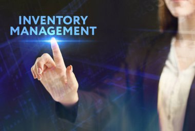 İş, teknoloji, Internet ve ağ kavramı. Geleceğin sanal bir ekranda çalışan genç bir girişimci ve yazıt görür: Stok Yönetimi