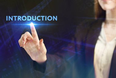 İş, teknoloji, internet ve şebeke kavramı. Genç bir girişimci geleceğin sanal ekranı üzerinde çalışıyor ve yazıyı görüyor: