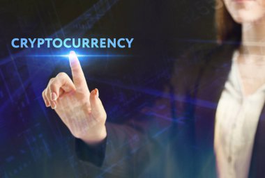 İş, teknoloji, Internet ve ağ kavramı. Geleceğin sanal bir ekranda çalışan genç bir girişimci ve yazıt görür: Cryptocurrency