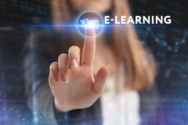 İş, teknoloji, Internet ve ağ kavramı. Geleceğin sanal bir ekranda çalışan genç bir girişimci ve yazıt görür: E-öğrenme