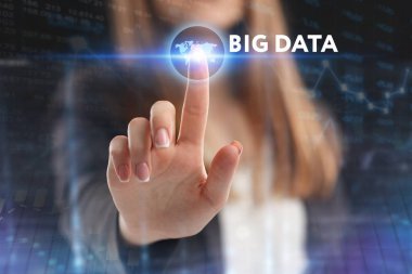 İş, teknoloji, Internet ve ağ kavramı. Geleceğin sanal bir ekranda çalışan genç bir girişimci ve yazıt görür: büyük veri