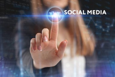 İş, teknoloji, Internet ve ağ kavramı. Geleceğin sanal bir ekranda çalışan genç bir girişimci ve yazıt görür: sosyal medya
