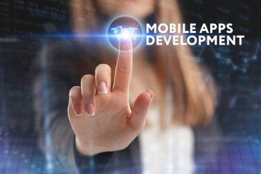 İş, teknoloji, Internet ve ağ kavramı. Geleceğin sanal bir ekranda çalışan genç bir girişimci ve yazıt görür: mobil uygulamaları geliştirme