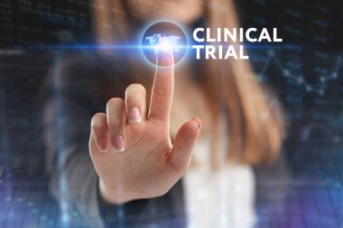 İş, teknoloji, Internet ve ağ kavramı. Geleceğin sanal bir ekranda çalışan genç bir girişimci ve yazıt görür: klinik