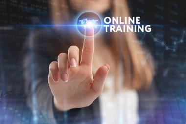 İş, teknoloji, Internet ve ağ kavramı. Geleceğin sanal bir ekranda çalışan genç bir girişimci ve yazıt görür: Eğitim Online