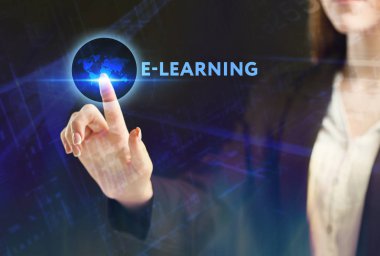 İş, teknoloji, Internet ve ağ kavramı. Geleceğin sanal bir ekranda çalışan genç bir girişimci ve yazıt görür: E-öğrenme