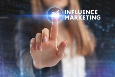 İş, teknoloji, Internet ve ağ kavramı. Geleceğin sanal bir ekranda çalışan genç bir girişimci ve yazıt görür: etkisi pazarlama