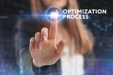 İş, teknoloji, Internet ve ağ kavramı. Geleceğin sanal bir ekranda çalışan genç bir girişimci ve yazıt görür: Optimizasyon işlemi