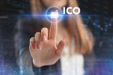 İş, teknoloji, Internet ve ağ kavramı. Geleceğin sanal bir ekranda çalışan genç bir girişimci ve yazıt görür: ICO