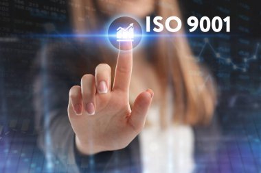 İş, teknoloji, internet ve şebeke kavramı. Geleceğin sanal ekranı üzerinde çalışan genç bir girişimci yazıyı görür: ISO 9001