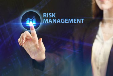 İş, teknoloji, Internet ve ağ kavramı. Geleceğin sanal bir ekranda çalışan genç bir girişimci ve yazıt görür: Risk Yönetimi