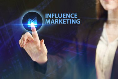 İş, teknoloji, Internet ve ağ kavramı. Geleceğin sanal bir ekranda çalışan genç bir girişimci ve yazıt görür: etkisi pazarlama