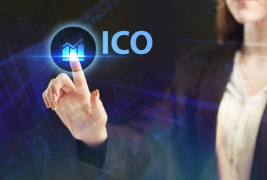 İş, teknoloji, Internet ve ağ kavramı. Geleceğin sanal bir ekranda çalışan genç bir girişimci ve yazıt görür: ICO