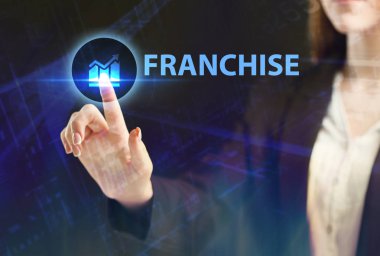 İş, teknoloji, Internet ve ağ kavramı. Geleceğin sanal bir ekranda çalışan genç bir girişimci ve yazıt görür: Franchise