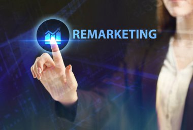 İş, teknoloji, internet ve şebeke kavramı. Genç bir girişimci geleceğin sanal ekranı üzerinde çalışıyor ve yazıyı görüyor: 