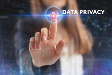 İş, teknoloji, Internet ve ağ kavramı. Geleceğin sanal bir ekranda çalışan genç bir girişimci ve yazıt görür: veri gizliliği
