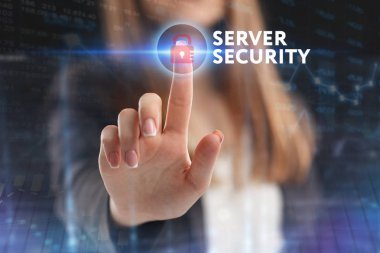 İş, teknoloji, Internet ve ağ kavramı. Geleceğin sanal bir ekranda çalışan genç bir girişimci ve yazıt görür: sunucu güvenlik