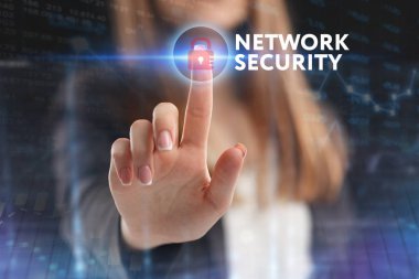 İş, teknoloji, Internet ve ağ kavramı. Geleceğin sanal bir ekranda çalışan genç bir girişimci ve yazıt görür: ağ güvenliği