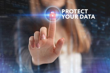 İş, teknoloji, Internet ve ağ kavramı. Geleceğin sanal bir ekranda çalışan genç bir girişimci ve yazıt görür: verilerinizi koruyun