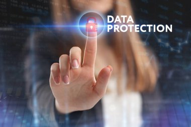 İş, teknoloji, Internet ve ağ kavramı. Geleceğin sanal bir ekranda çalışan genç bir girişimci ve yazıt görür: veri koruma